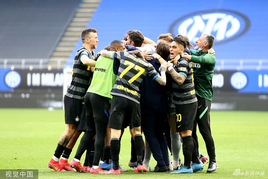 阿什拉夫在边路衔枚疾走，他的身影如同划破黑夜的一道闪电，犀利的突破让对手的防线在他面前显得摇摇欲坠。