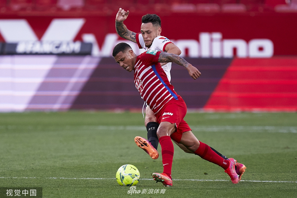 客队老将索尔达多点球一蹴而就，他拒绝庆祝，双手抱球跑向中圈，眼神中透露出对扳平比分的无比渴望。