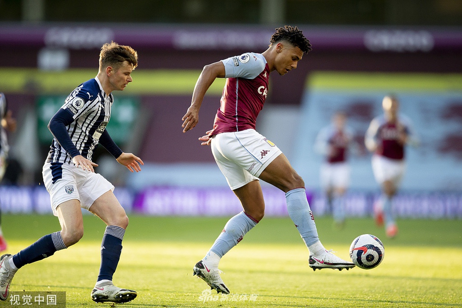 明斯在混战中高高跃起，他的眼神坚毅而急切，渴望用一粒进球弥补之前的遗憾，为球队吹响反攻号角。