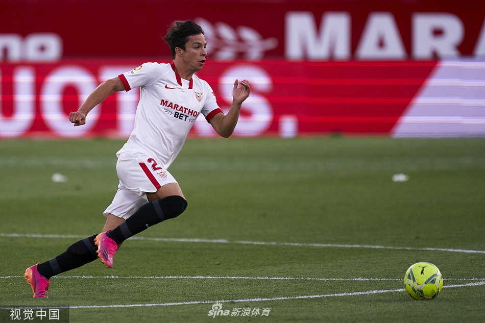 终场哨响，胜利的喜悦与不甘的失落交织在一起，塞维利亚球员与格拉纳达球员在激烈拼抢后互相致意，诠释了竞技体育的残酷与魅力。