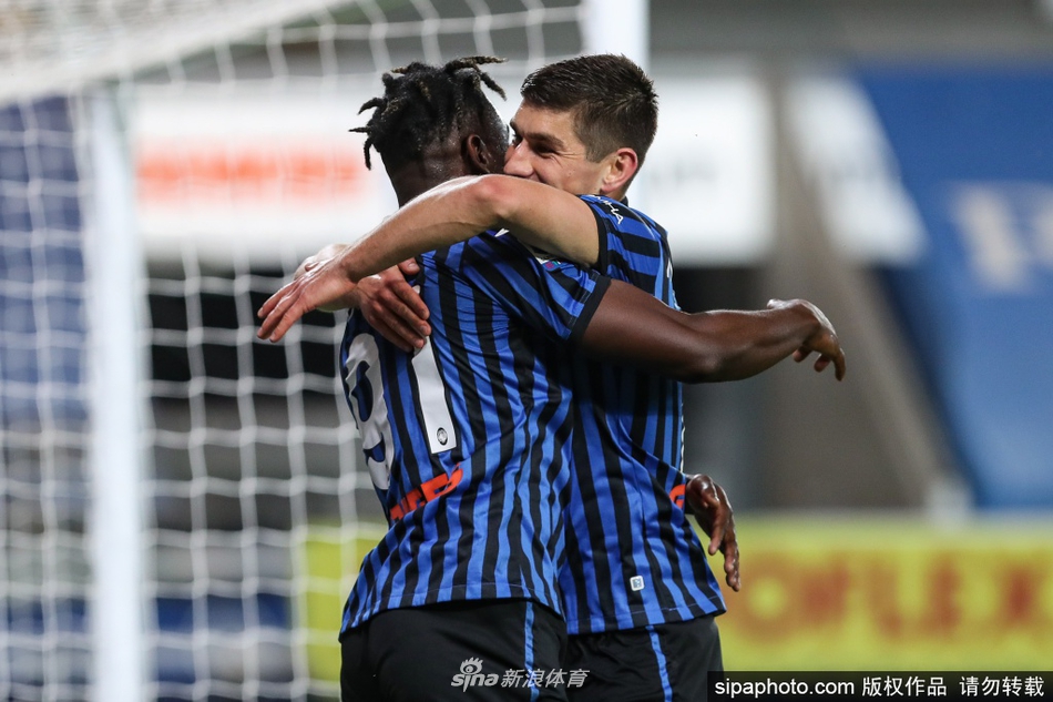 真蓝黑众将相拥庆祝进球，他们的激情如同蓝色火焰点燃了整个贝尔加莫球场