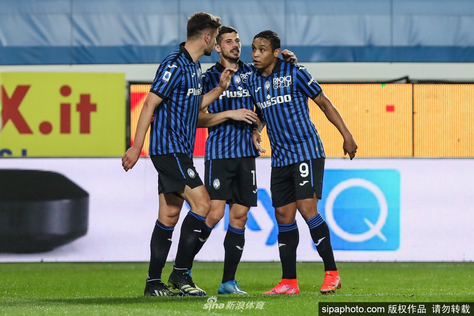 加斯佩里尼在场边激情指挥，他的每一个手势仿佛都在为场上的蓝色狂想曲打着节拍