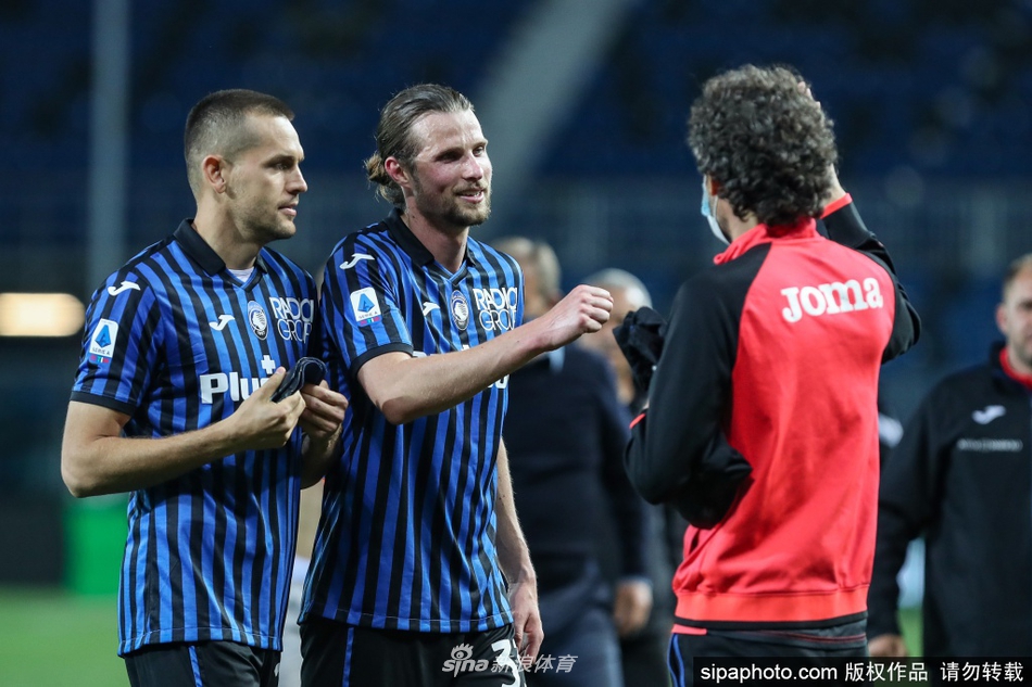 萨帕塔用身体扛开防守球员，他的背影如同攻城锤一般摧毁着对手的防线壁垒