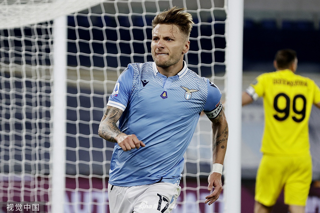 因莫比莱面对AC米兰后卫托莫里的贴身防守，凭借强壮的身体卡住身位，眼神坚毅地追寻着来球方向，展现了顶级中锋的支点作用。