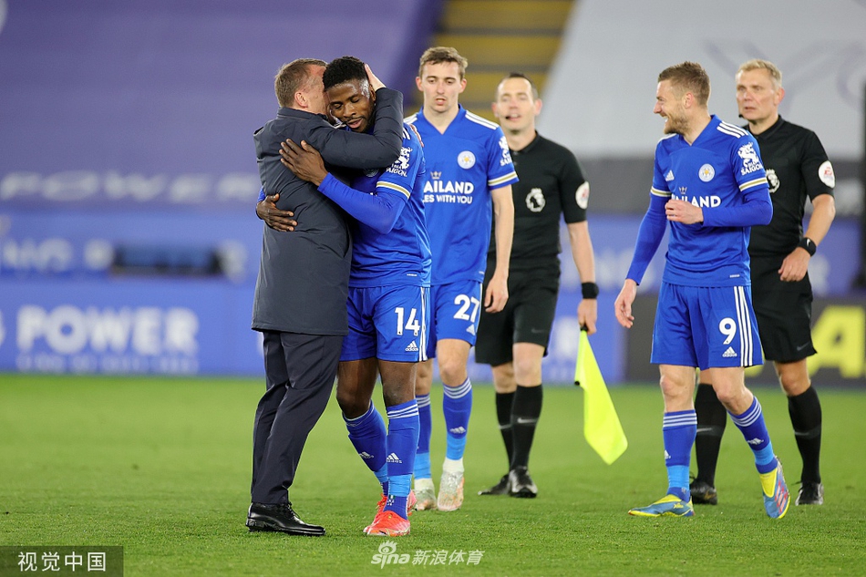 水晶宫的扎哈进球后激情滑跪，他的身后是赶来庆祝的队友埃泽，但这短暂的喜悦很快将被主队的反扑浪潮吞没。