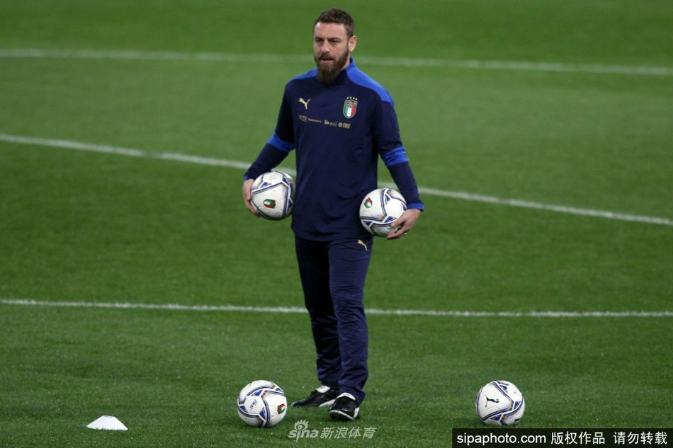 德罗西眼神如炬凝视训练场，仿佛在球员的每一次跑动中寻找自己当年的影子，将永不熄灭的斗士之火传递给蓝衣少年们。