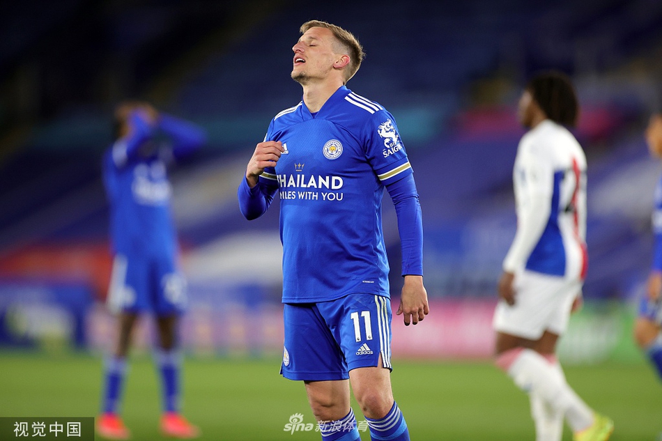 卡斯塔涅破门后激情怒吼，队友们纷纷冲向这位进球功臣，伊希纳乔的精准助攻让这粒扳平球显得弥足珍贵。