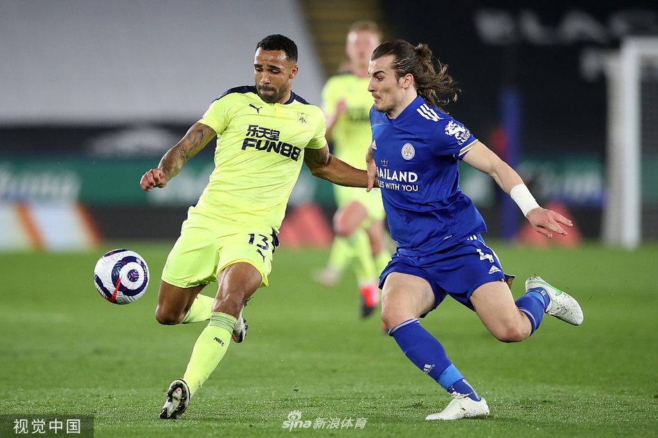 纽卡斯尔门将杜布拉夫卡高高跃起，双拳将莱斯特城的传中球击出禁区，他在本场比赛中高接抵挡，多次化解主队的威胁进攻，是球队爆冷获胜的关键功臣之一。