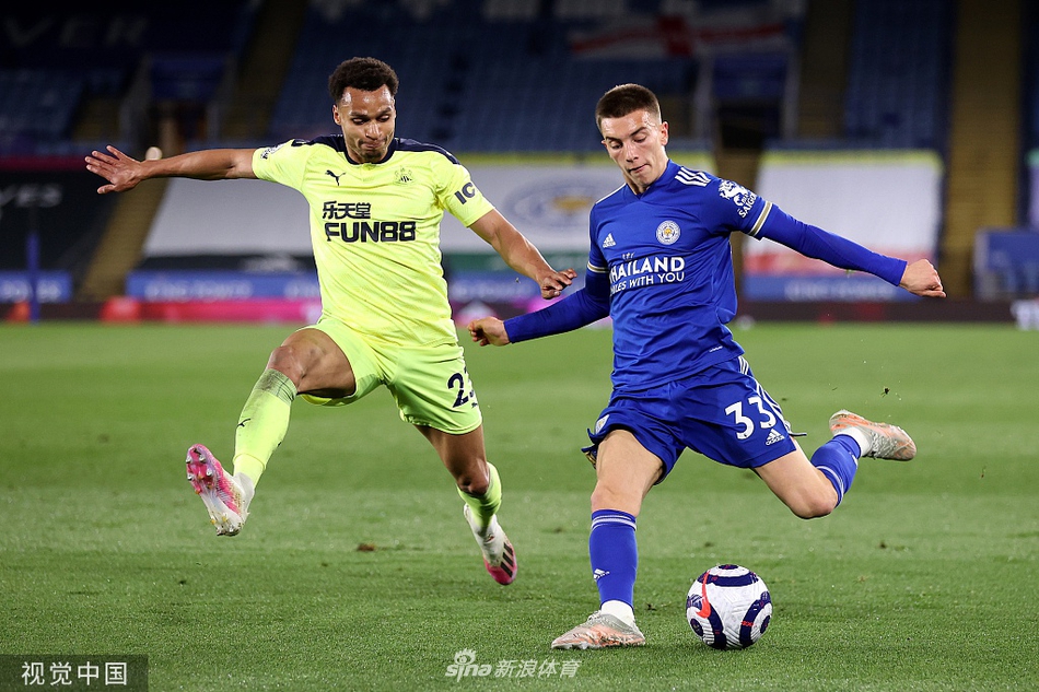 莱斯特城老将瓦尔迪在边路带球突破，虽然球队大比分落后，他依然拼尽全力，用犀利的突破和精准的传中为队友创造着最后的得分机会。