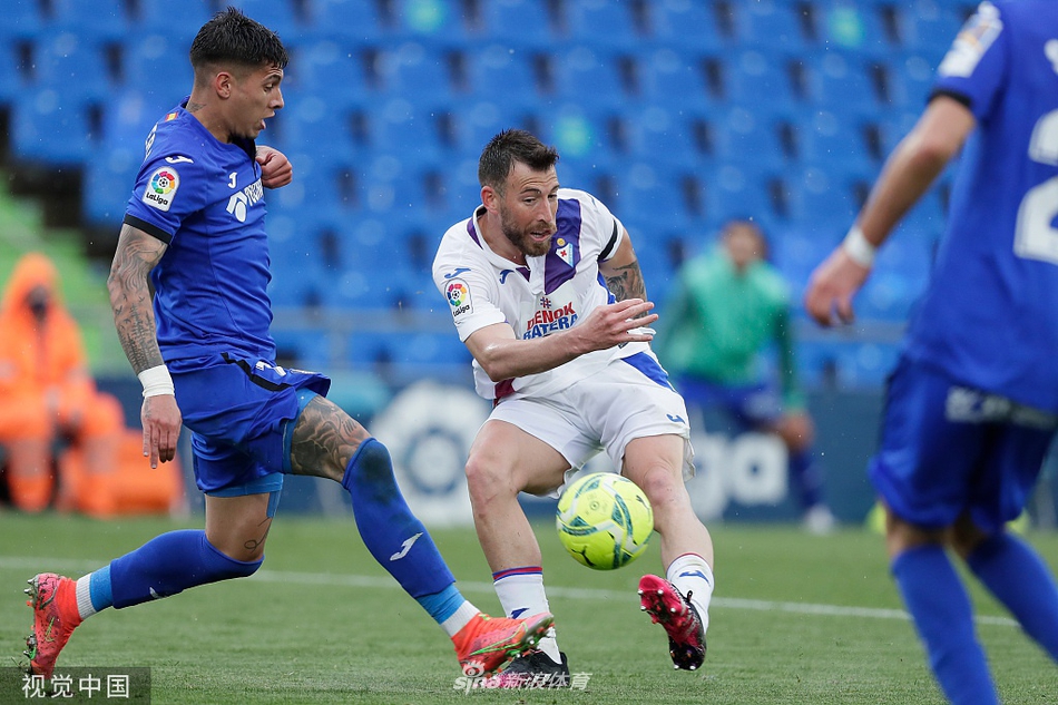 绿茵场上，一名赫塔菲球员埋头蹲下，他的双手紧紧拽着球袜，仿佛那是他在这破碎赛季里唯一能抓住的东西。旁边的对手正在安慰他，竞技体育的温情恰恰发生在最残酷的时刻。