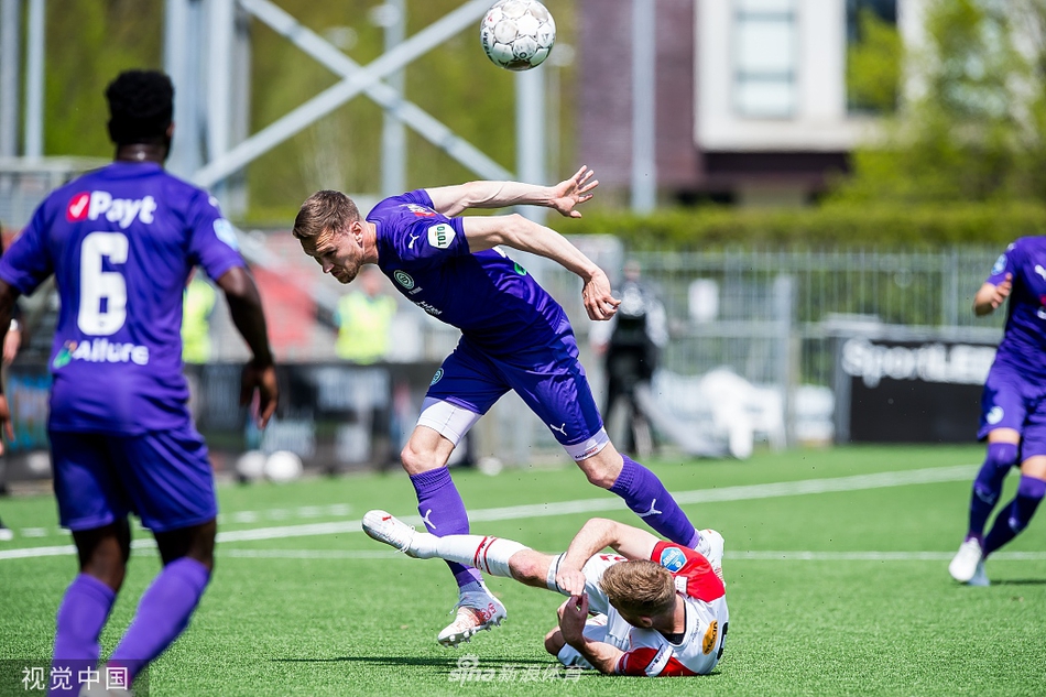 进球后，罗本与队友达克鲁斯紧紧相拥庆祝，脸上洋溢着孩子般纯粹的笑容，这一刻的快乐驱散了长久以来伤病的阴霾。