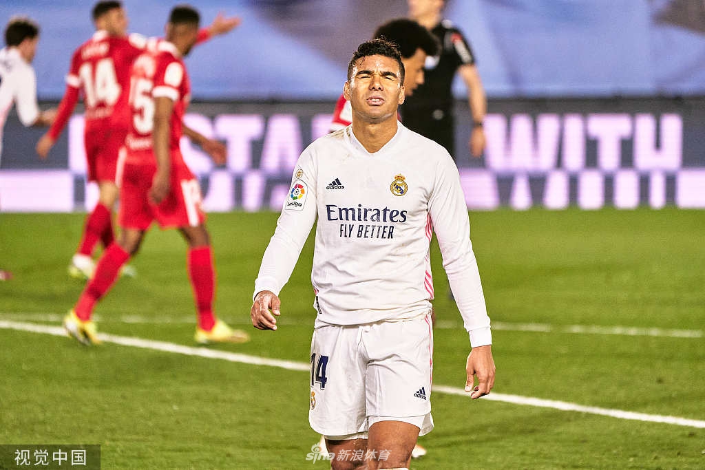 拉基蒂奇主罚点球瞬间，他眼神坚毅地盯着球门左下角，全场球迷屏息凝神，门将库尔图瓦已经预判方向展开身体。