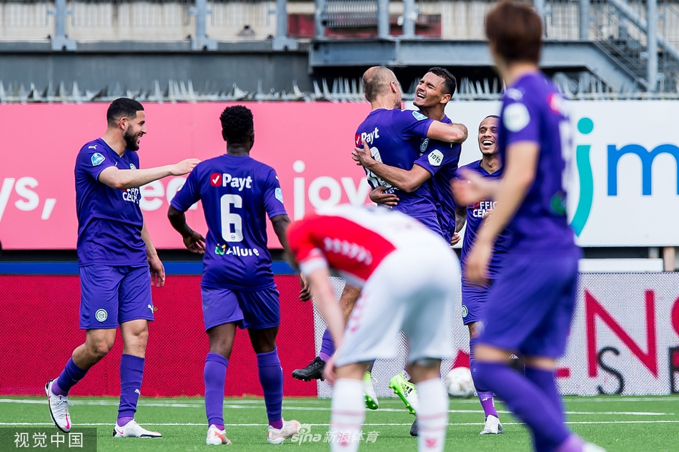 完成第二次助攻后，罗本难掩激动之情，他用力挥舞着拳头怒吼，向全世界宣告那个永不言败的飞侠依然能够主宰比赛。