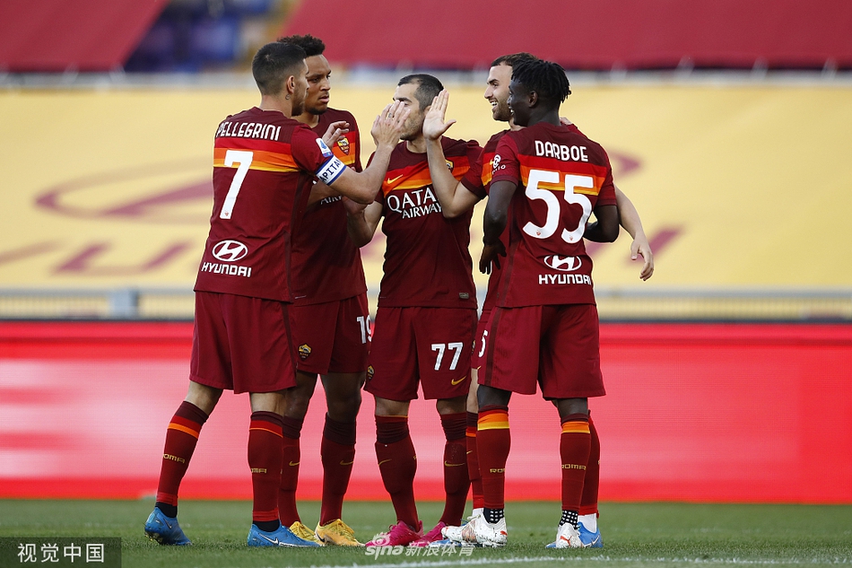 西班牙老将佩德罗在边路灵动突破，面对防守球员送出一脚精准斜塞。虽然青春不再，但这双仍能踏破防线的脚，依然是罗马进攻中不可或缺的变奏器。