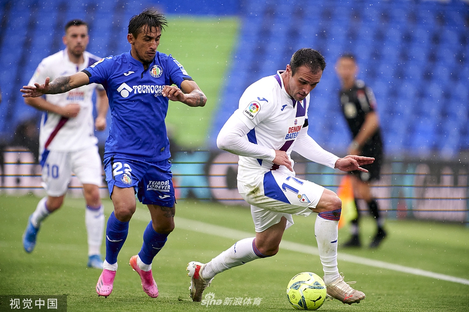 看台上，一位赫塔菲老球迷双手捂住脸颊，透过指缝依稀可见他泛红的眼眶。周围的客队球迷区则是一片蓝色的欢乐海洋，在这冰火两重天的看台上，足球最原始的悲喜一览无余。