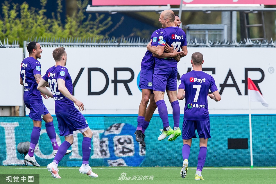 罗本在边路送出精准传球的一瞬间，他招牌式的带球姿势和敏锐的视野，让对手的防线在这一刻形同虚设。