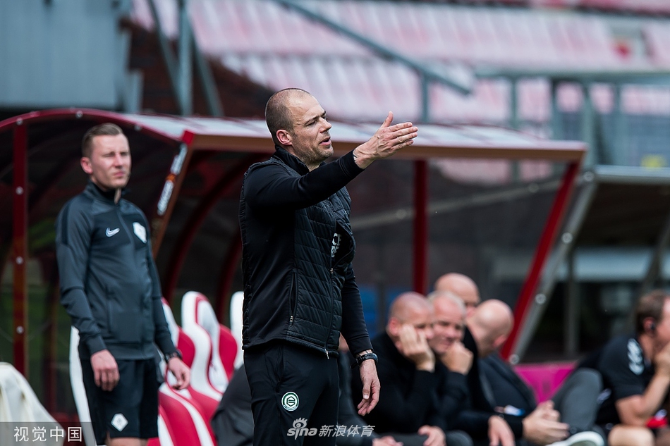 罗本被替换下场时，他独自走向场边，身后是空旷的球场和巨大的比分牌，这个背影写满了岁月的痕迹与传奇的故事。