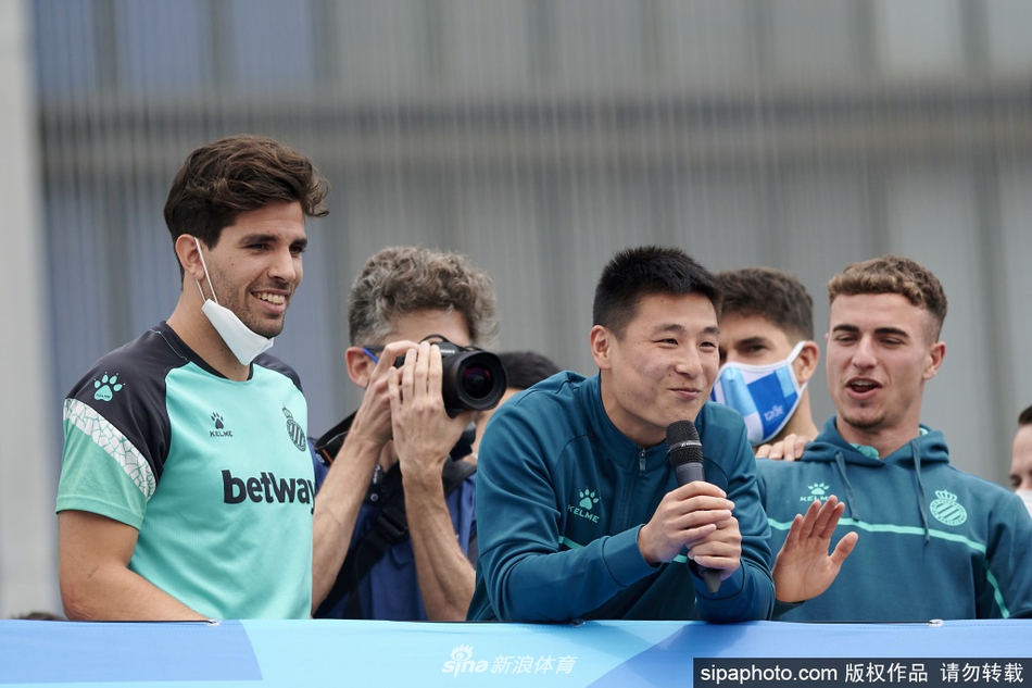 武磊在庆祝活动中露出灿烂笑容，与队友勾肩搭背，尽情享受这来之不易的升级喜悦。