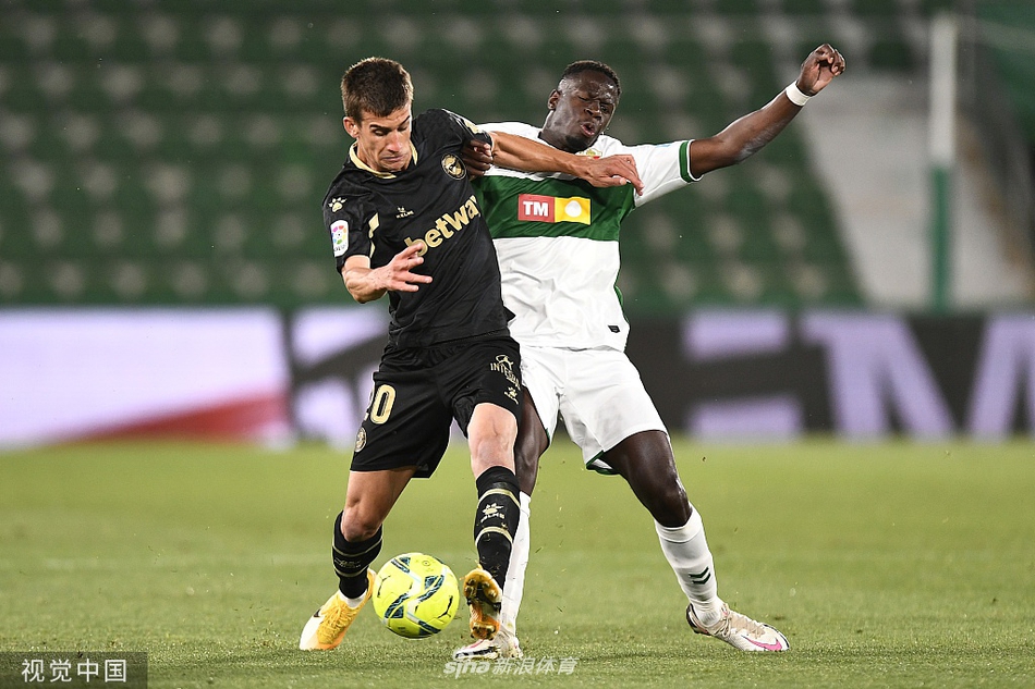 赛后，阿拉维斯球员们拥抱在一起庆祝这场宝贵的客场胜利，而埃尔切队员则难掩失落，冰火两重天的画面令人感慨