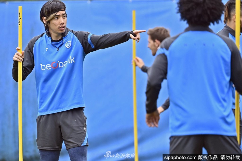 亨克球员们在训练场上聚精会神，进行高强度的分组对抗，每一次拼抢都充满斗志。