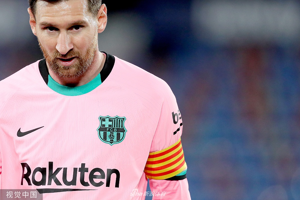 德容拼抢人仰马翻，中场绞杀寸土必争