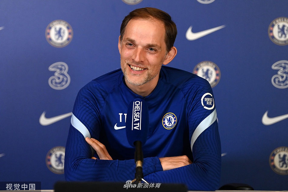 发布会结束后，图赫尔与身旁的助手进行最后的交流，背景中切尔西的更衣室通道若隐若现，仿佛在预示着这位德国教头将带领弟子们从这间发布厅走向决定赛季成败的终极战场。