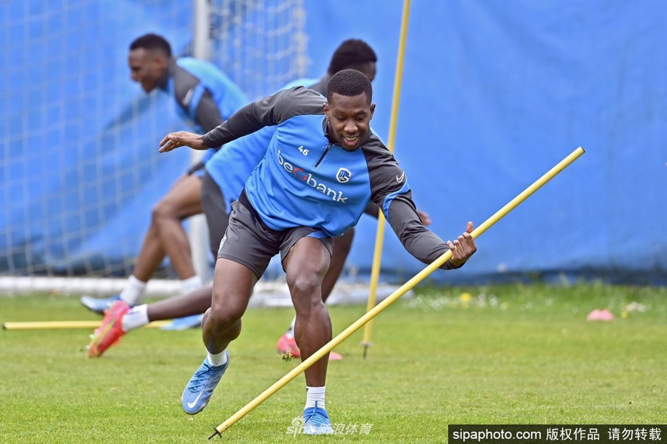 队内训练赛气氛热烈，身穿黄色背心的一方全力防守，试图阻止对手的凌厉攻势。