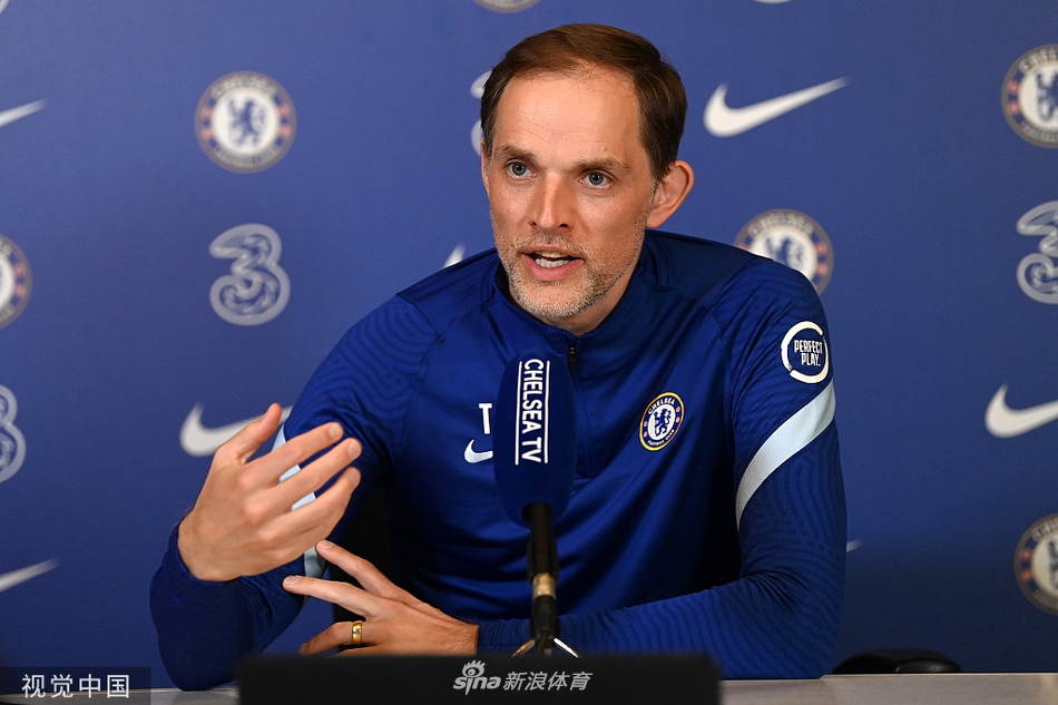新闻发布会现场的麦克风上清晰地印着切尔西的队徽，背景虚化处能看到正在认真聆听记者提问的图赫尔身影，仿佛每一支麦克风都在等待捕捉关于球队未来命运的关键词。