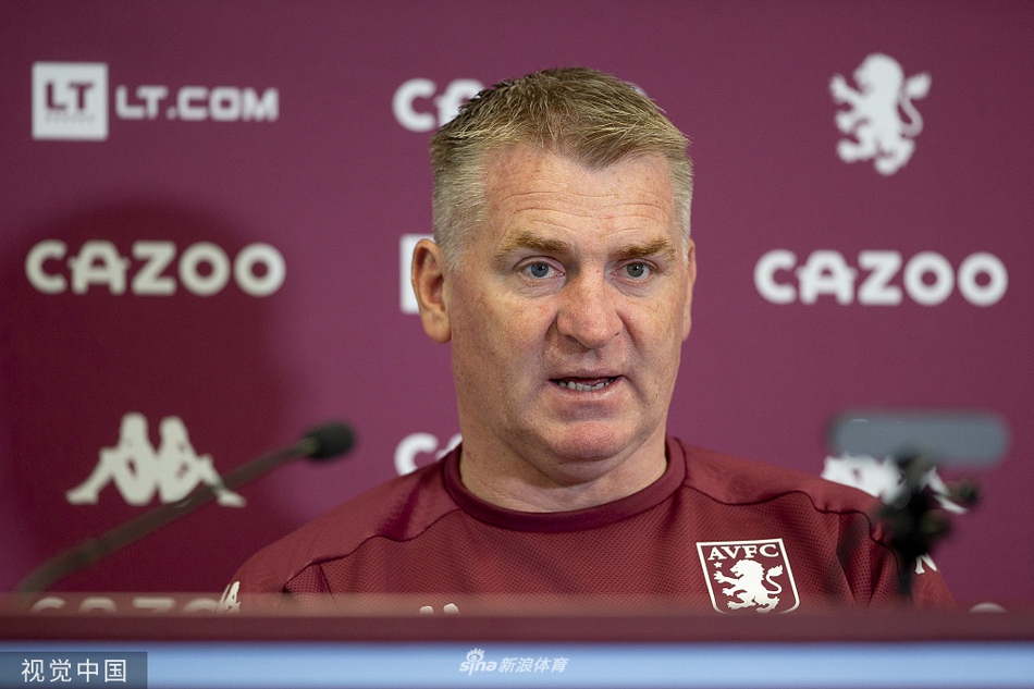 发布仪式上，演职人员与俱乐部代表并肩站立，他们的笑容与专注的神情，如同在谱写一首献给蓝黑世界的崭新诗篇。