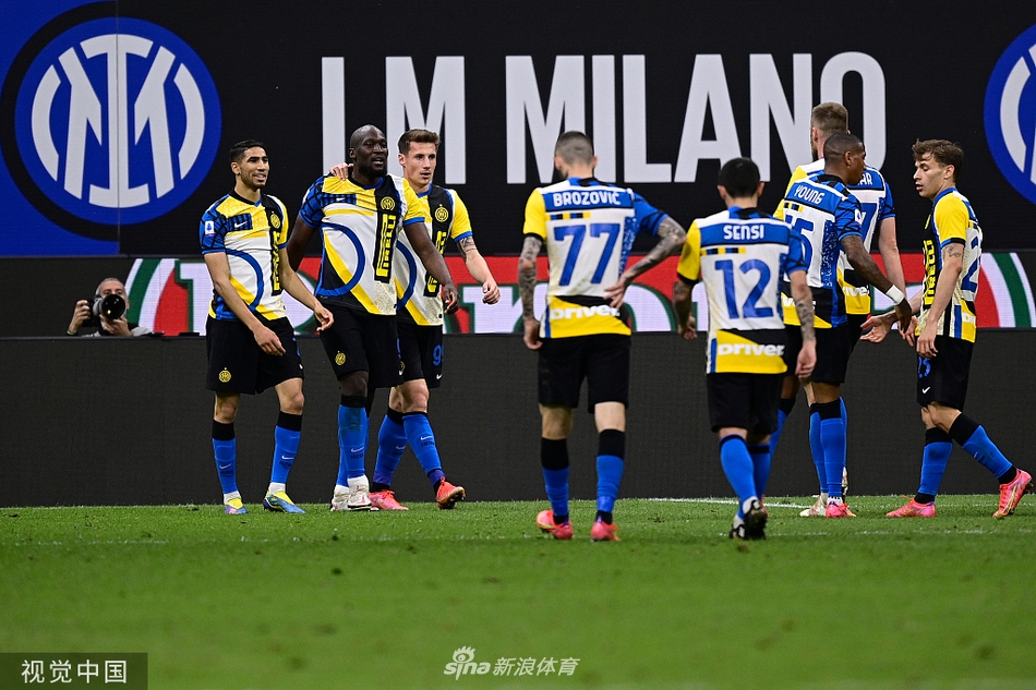 阿什拉夫高速突破后无私横传，皮球划过门前，卢卡库包抄到位，即将推射空门的决定性瞬间，体现了国米反击的犀利与团队精神。