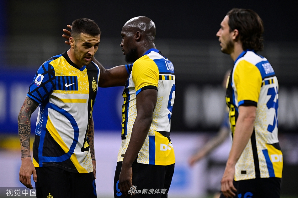 进球后的布罗佐维奇张开双臂在雨中狂奔，脸上写满了坚毅与激情，身后的队友纷纷冲向他，共同庆祝这个打破僵局的宝贵进球。