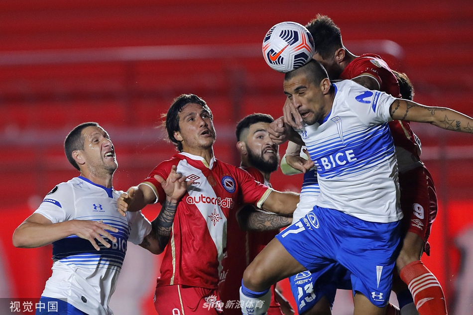 丢球后的阿根廷青年人队发起潮水般的反攻，一名边路球员在底线附近尝试人球分过，脚下的皮球与对手的飞铲几乎同时到达，溅起的草屑与飞扬的泥土，昭示着比赛已进入白热化阶段。