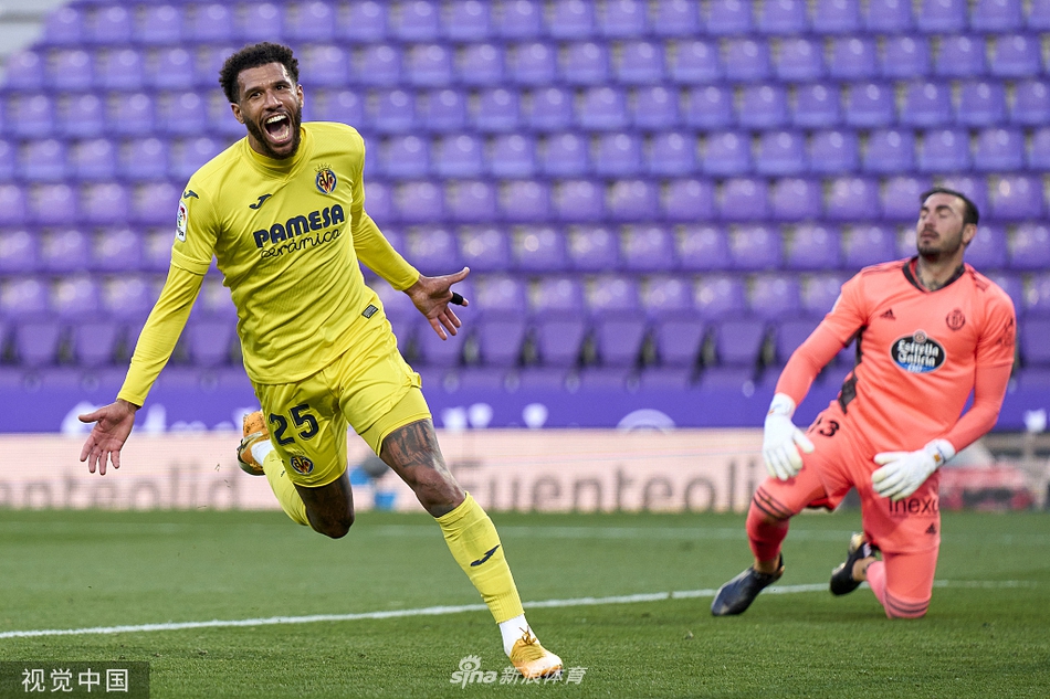 巴拉多利德的黑白间条衫在灯光下显得格外醒目，球员们筑起的人墙眼神坚毅，试图用血肉之躯阻挡对手的致命一击。