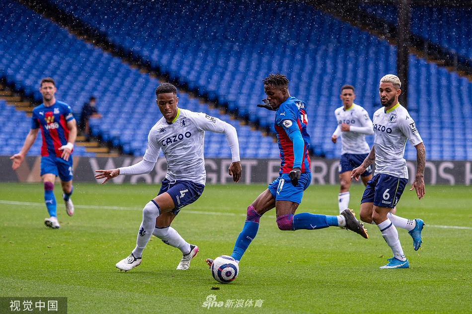 完成绝杀的水晶宫左后卫米歇尔被队友们紧紧拥抱，他的脸上洋溢着难以置信的喜悦，全场球迷为之疯狂。