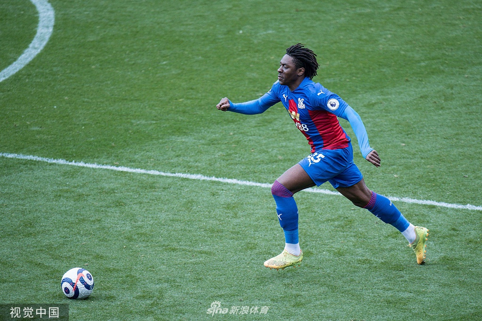 水晶宫球员本特克在禁区内高高跃起，以一记势大力沉的头槌攻破老东家阿斯顿维拉的球门，为球队吹响反击的号角。