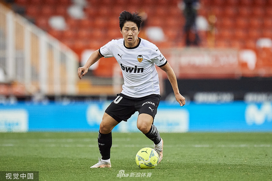 终场哨响，梅斯塔利亚球场的灯光照亮了瓦伦西亚球员的欢庆，却在他们身后的埃瓦尔球员身上投下了长长的、落寞的影子，胜负两重天。