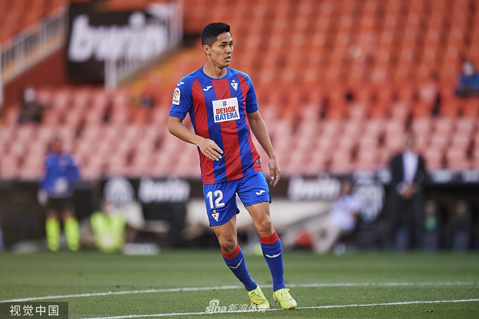 落寞的埃瓦尔球员坐在草坪上，望着欢庆的对手，身后是空荡荡的看台和巨大的阴影，这定格了他们本赛季西甲旅程的终点。