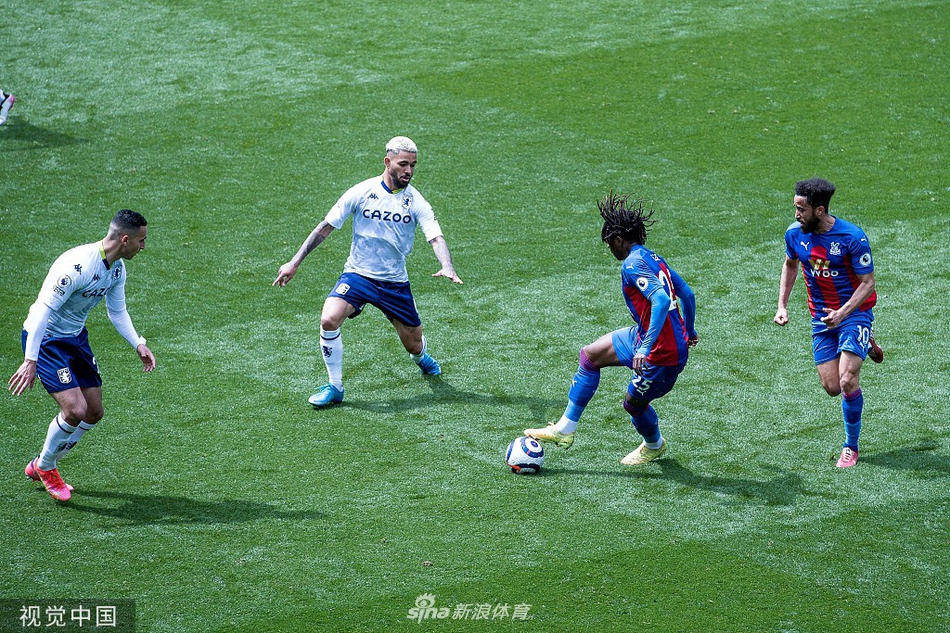 水晶宫边锋扎哈在禁区边缘面对防守球员，冷静地护住皮球，眼神中透露出坚决与自信，随时准备给对手致命一击。