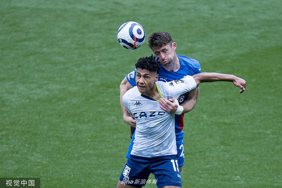 进球后的埃尔加齐被队友沃特金斯等团团围住，他们共同庆祝这个关键的进球，场边是情绪高涨的维拉球迷。