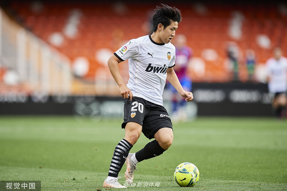 贡萨洛·格德斯在进球后跪地滑行庆祝，他的脸上写满了畅快，这场比赛他用两粒精彩的进球成为了梅斯塔利亚的宠儿。