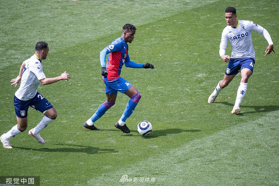 阿斯顿维拉球员埃尔加齐在禁区内凌空扫射破门后，激动地奔跑庆祝，他帮助球队再次取得领先优势。