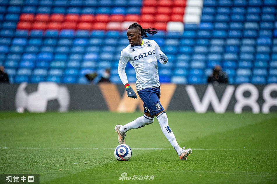 扎哈在边路高速带球突破，他灵巧地盘带过防守球员，为球队的进攻创造了巨大威胁，是本场比赛水晶宫进攻的发动机。