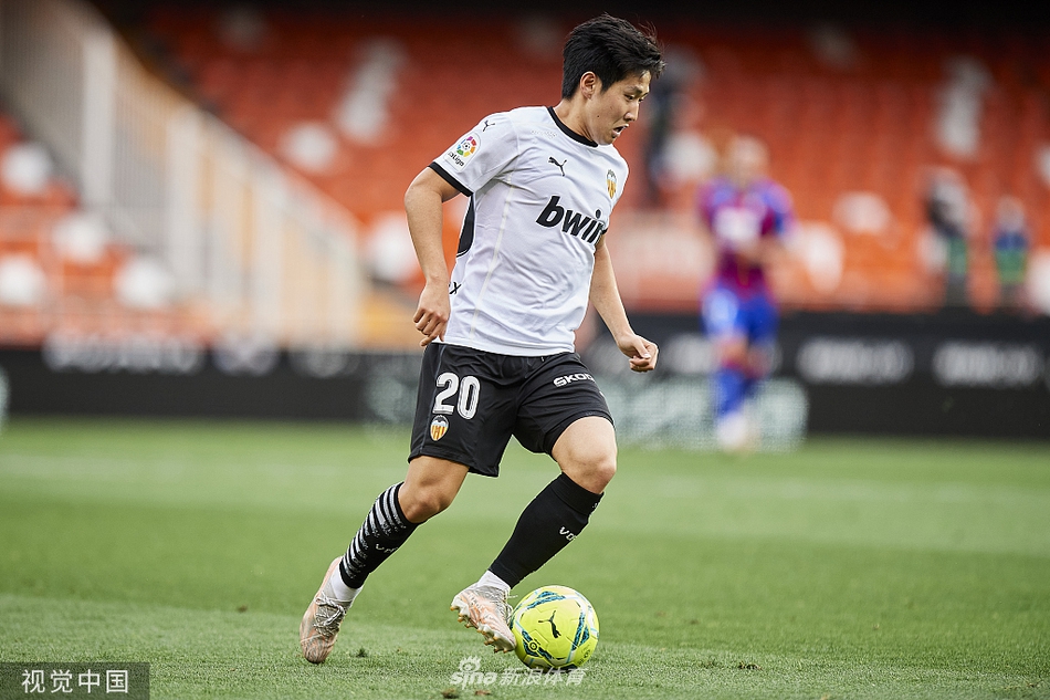 埃瓦尔的布莱恩·吉尔握紧拳头，表情中充满不甘与坚定，他在球队0比3落后时打入了一粒挽回颜面的进球，却无法改变球队降级的命运。