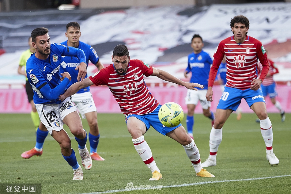 格拉纳达后卫热尔曼·桑切斯在防守中展现出铁血本色，他利用丰富的经验卡住有利位置，将赫塔菲前锋的威胁化解于无形之中。