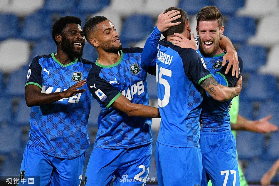 萨索洛球员在开赛前围成一圈，互相搭肩鼓劲，眼神中透露出对赛季收官战的坚定与专注。