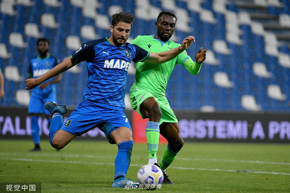 进球功臣凯里科普洛斯在庆祝时激情滑跪，他身后的队友们飞奔而来，与他一同分享这记世界波带来的喜悦。