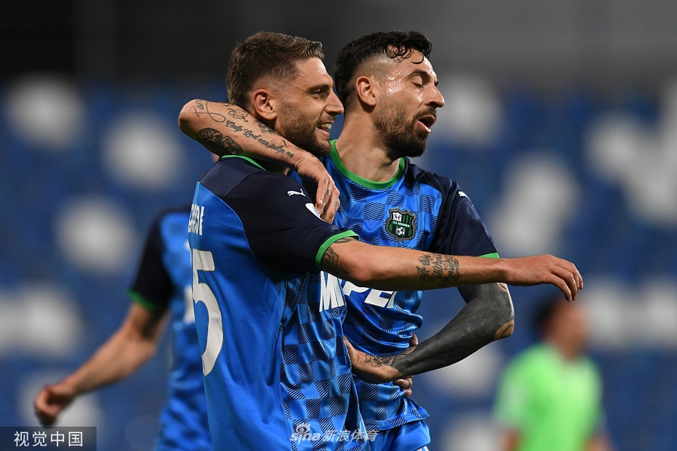 贝拉尔迪主罚点球一蹴而就后，激动地攥紧双拳仰天长啸，身旁的队友们纷纷上前拥抱这位为球队锁定胜局的英雄。