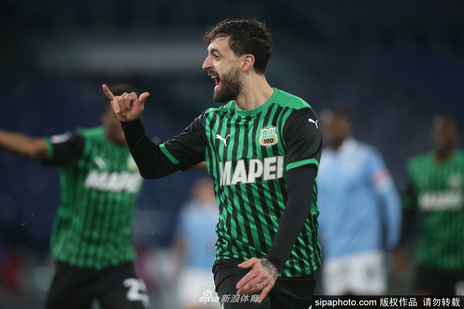 卡普托面带微笑，在续约合同上郑重落笔，眼中闪烁着对未来的坚定与期待。