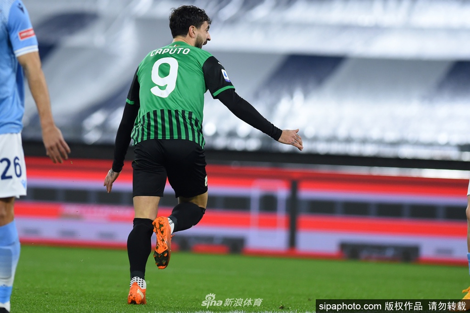 比赛日，卡普托身披萨索洛战袍，在全场球迷的欢呼声中，眼神坚毅地步入绿茵场。