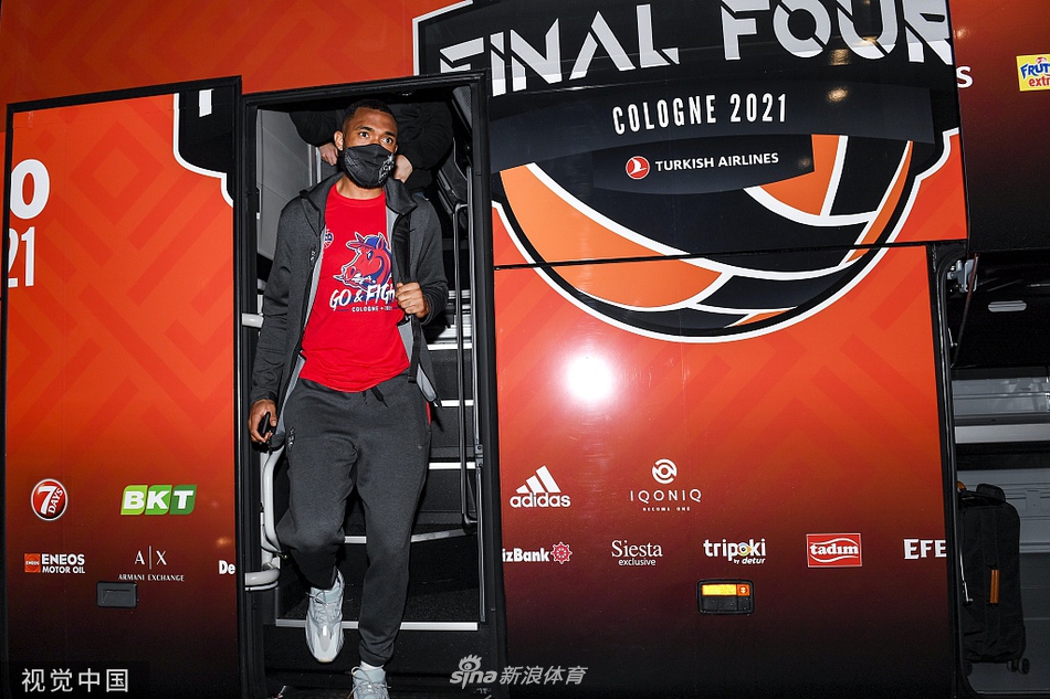 一位球员在酒店房间内,手拿手机似乎正在给家人报平安或记录窗外的科隆街景,画面温馨而真实,大战前夕,他也只是一个远离家人的普通大男孩。